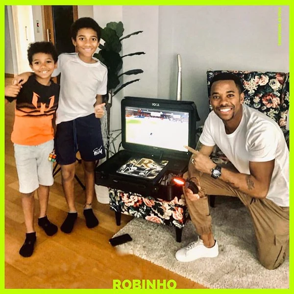 Robinho with children beside an open POGA portable PS5 gaming station